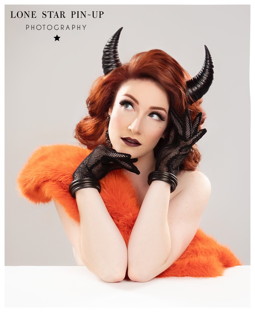 Nicole HALLOWEEN HORNS